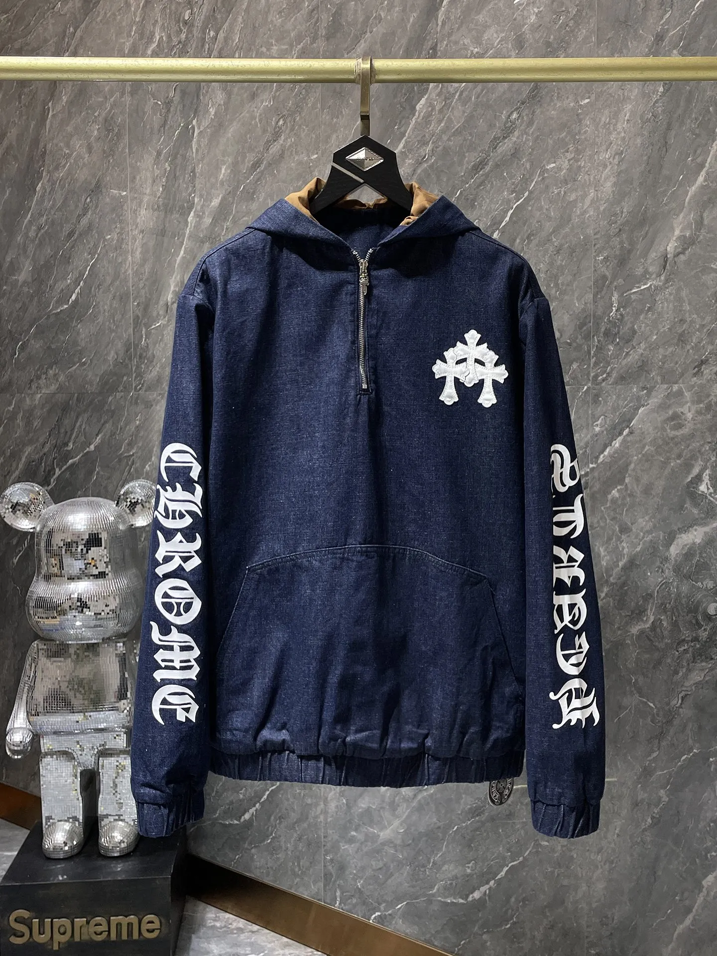P356 Chrome Hearts customized shirt series, exclusive custom-woven and dyed 100% pure cotton high-weight denim fabric, high-tech washing! Heavy enzyme stone rinse! Original hardware mold opening! ⭐Specially customized front pocket design. This season’s most versatile denim shirt. Suitable for all kinds of outfits and can be worn in all seasons. 🌈Recommended color: denim wash color🌈Code numbers: S, M, L, XL